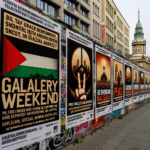 Con l’inizio del Gallery Weekend Berlino, le strade della città sono state adornate con centinaia di poster pro-Palestina durante la notte. Realizzati per imitare il branding ufficiale dell’evento, questi poster criticano aspramente il governo tedesco per il suo sostegno alle azioni belliche di Israele a Gaza, sollevando questioni di complicità e responsabilità morale nel settore dell’arte e della cultura.